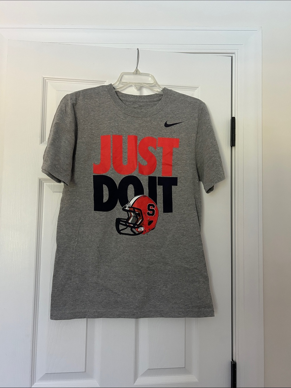 🏈Nike Gray Short Sleeve Tee with 'JUST DO IT' Graphic🏈